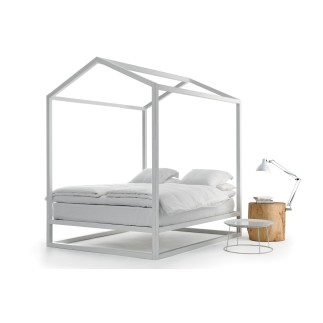 Casetta in Canada is a four-poster bed