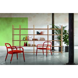 Sedia lounge con braccioli in tessuto e similpelle - Pippi | Midj