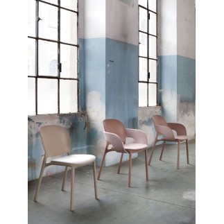 Chair with Armrests in Recycled Plastic - Hug