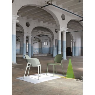 Chair with Armrests in Recycled Plastic - Hug | Scab
