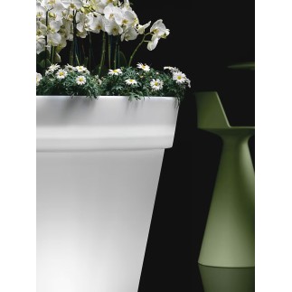 Outdoor Pot for Contract Spaces – Aria