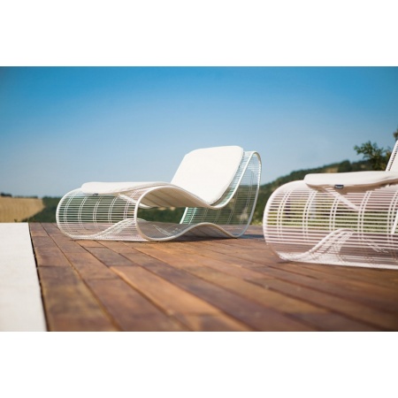 Sun lounger in steel Breeze - design by Karim Rashid