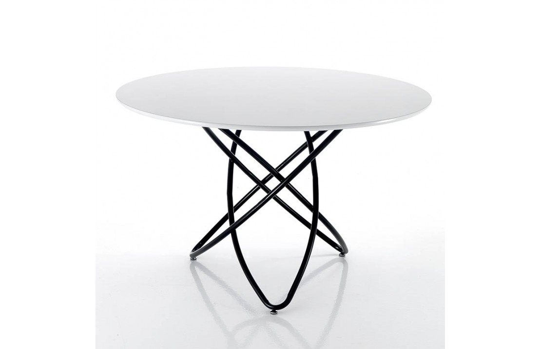Round table w/lacquered top