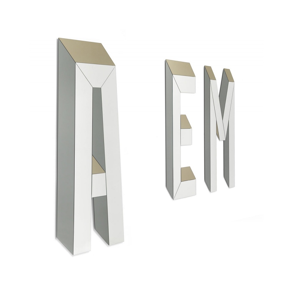 Letteronza mirror with letter shape
