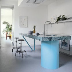 Cucina moderna con isola in marmo - T45