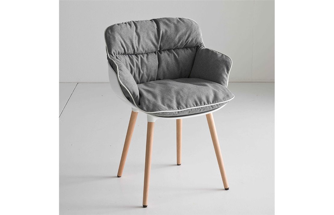 Upholstered chair with wooden legs - Choppy