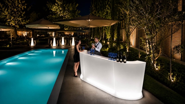 Bancone reception per hotel: come sceglierlo tra modelli lineari, curvi e a isola